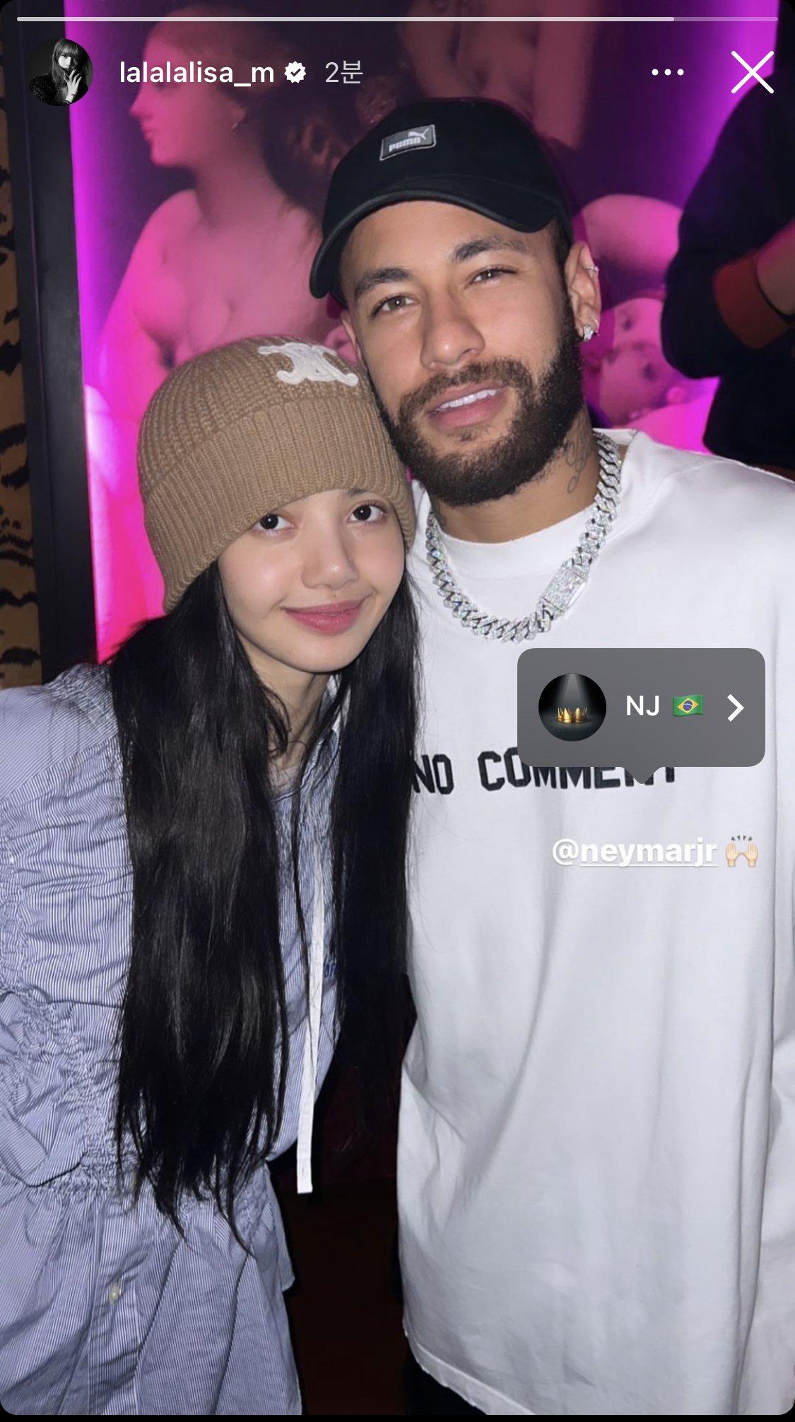 BLACKPINK Lisa who took a picture with Neymar.jpg