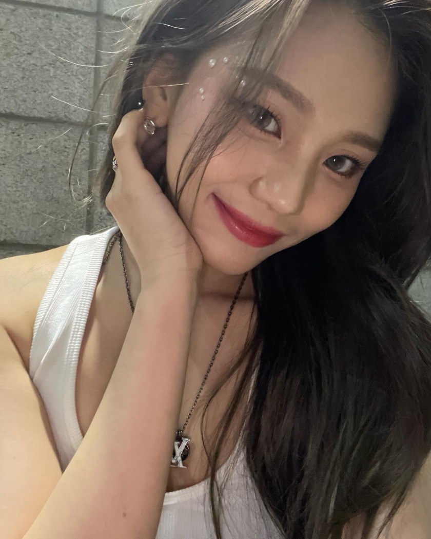 Bibigo white tank top Bibigo Umji.