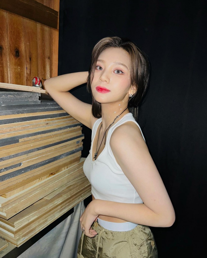 Bibigo white tank top Bibigo Umji.