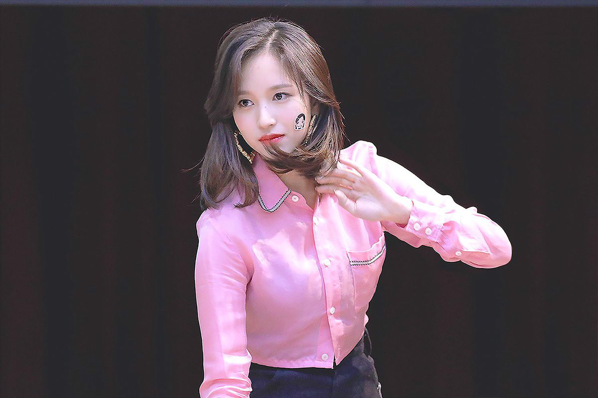 MINA of TWICE who untie her hair.