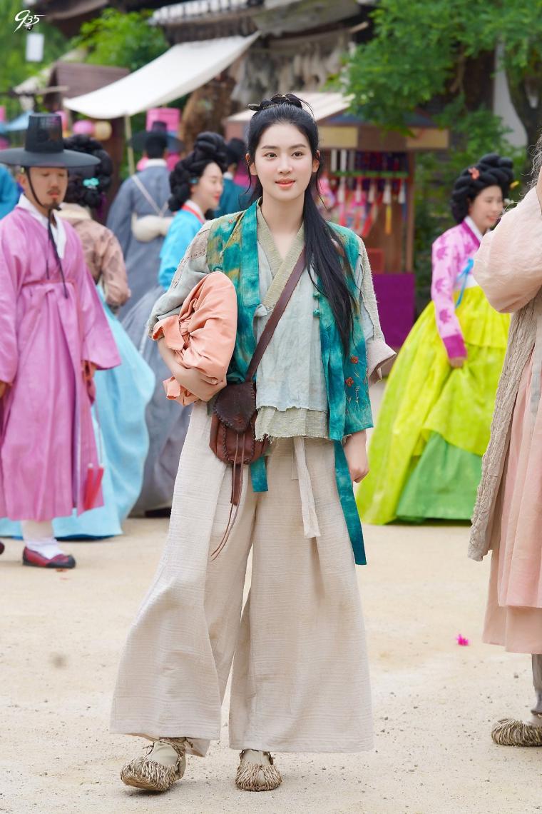 Behind the scenes of Park Joohyun's golden spirit.