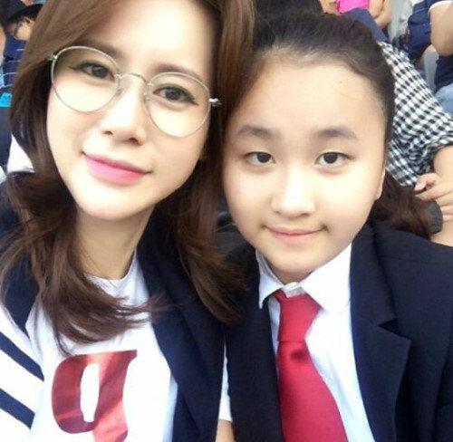 Ahn Jung-hwan's wife and daughter picture.jpg