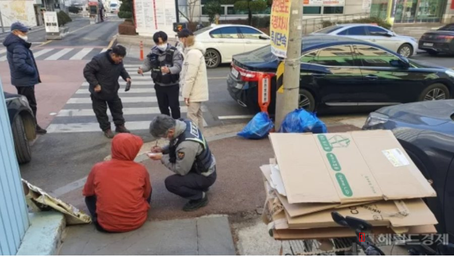 Why are the elderly picking up waste paper fighting while splashing blood?