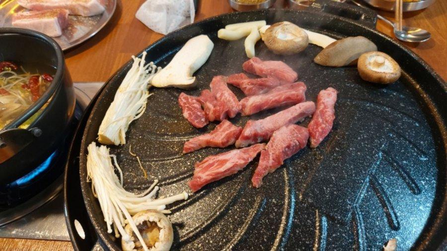 Daegu's common serving is 4,000 won per serving, domestic raw pork belly.