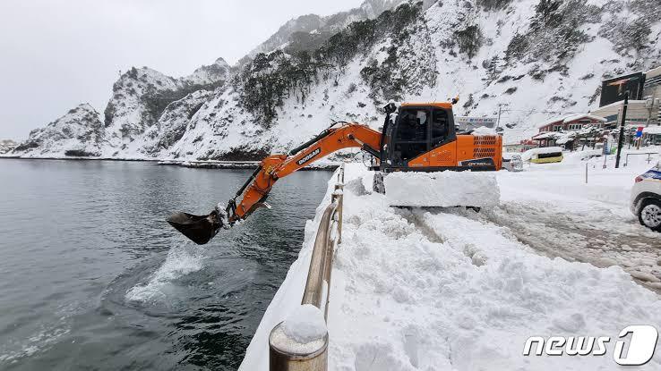 Surprisingly popular snow removal method.jpg