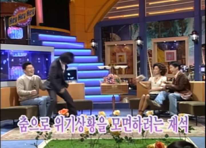 Yoo Jaeseok is dancing desperately.