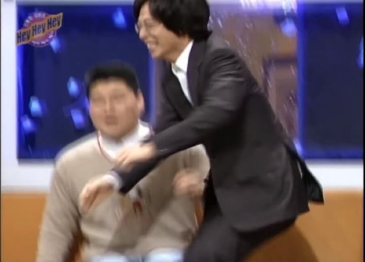 Yoo Jaeseok is dancing desperately.