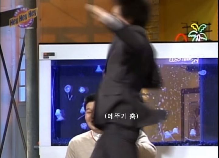 Yoo Jaeseok is dancing desperately.