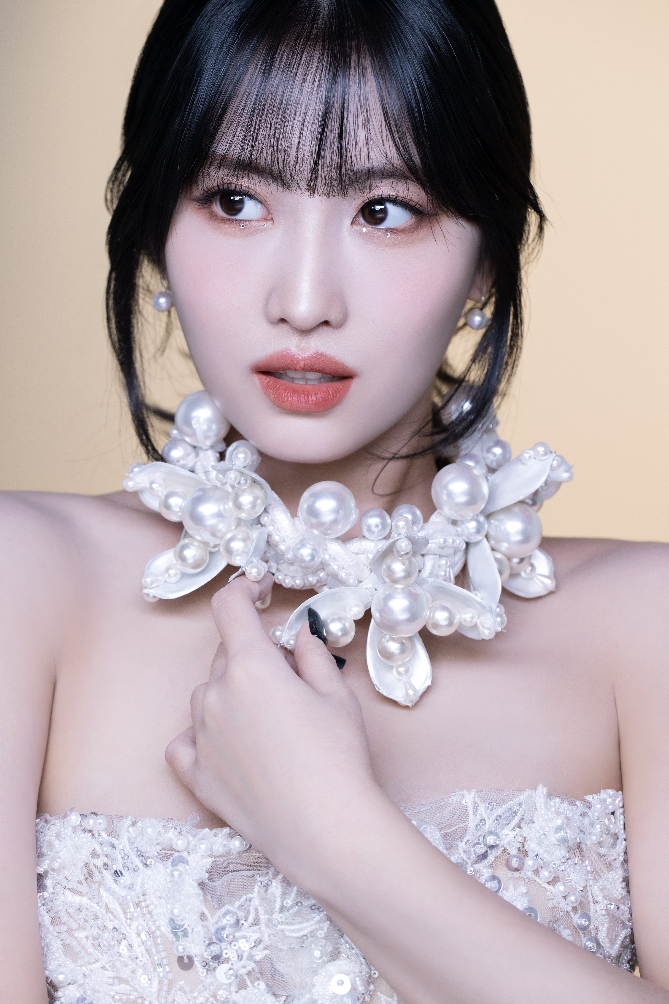 TWICE MOMO filmed a Japanese unit debut with luxurious pink.