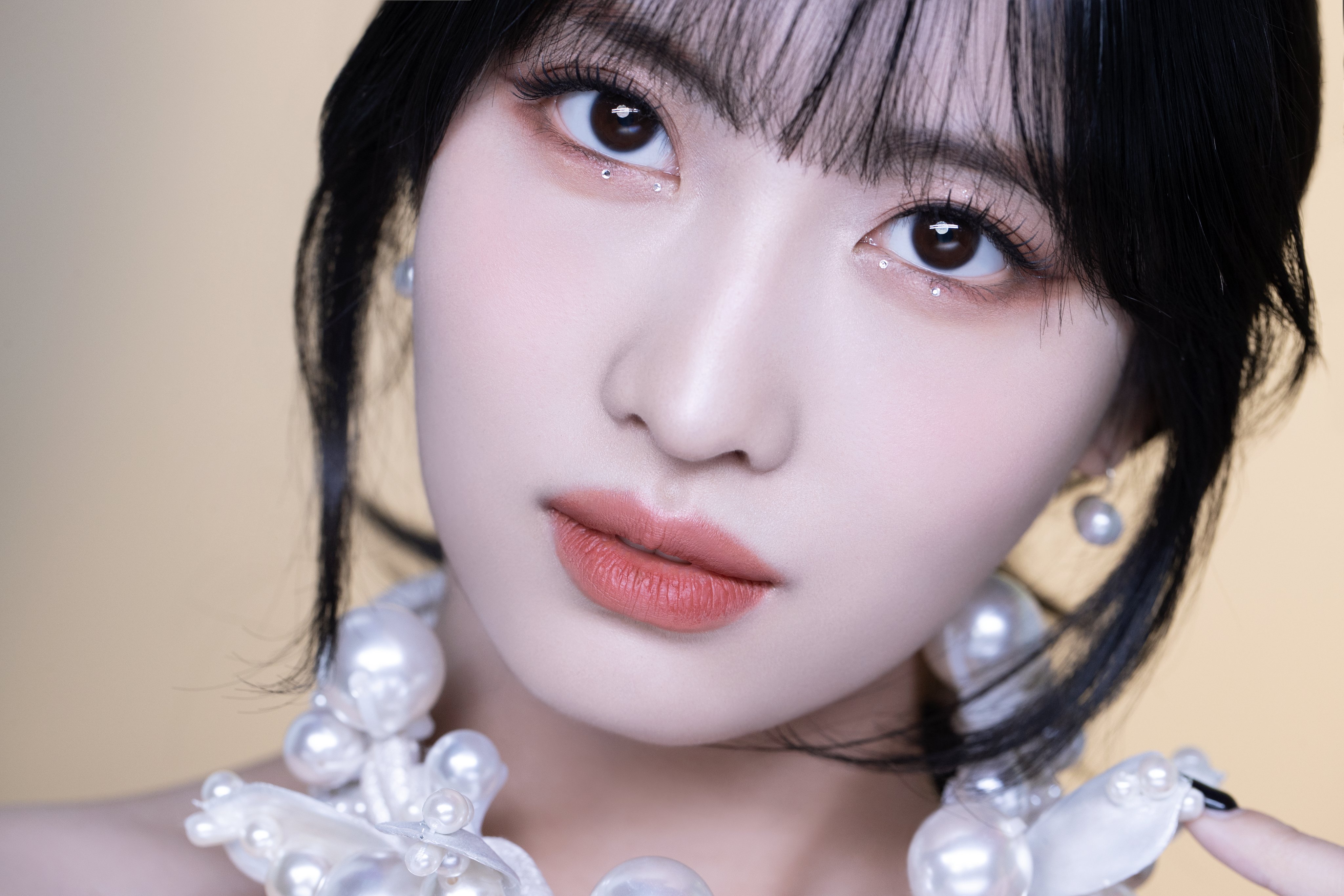 TWICE MOMO filmed a Japanese unit debut with luxurious pink.