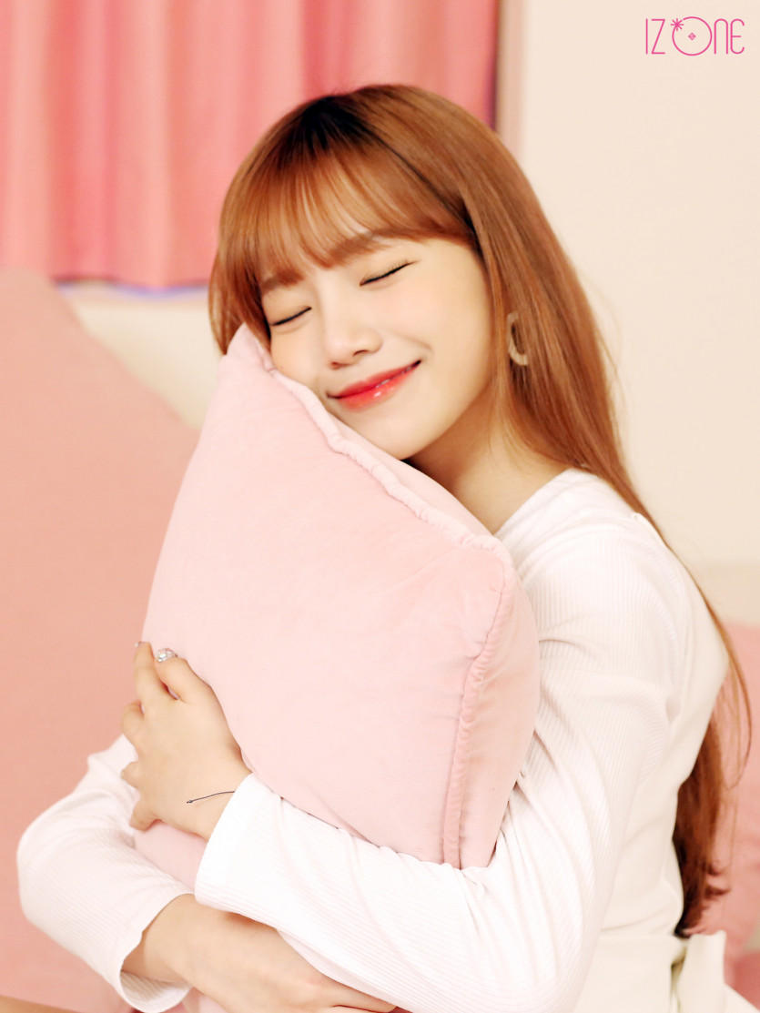 IZ*ONE photo book behind the scenes.