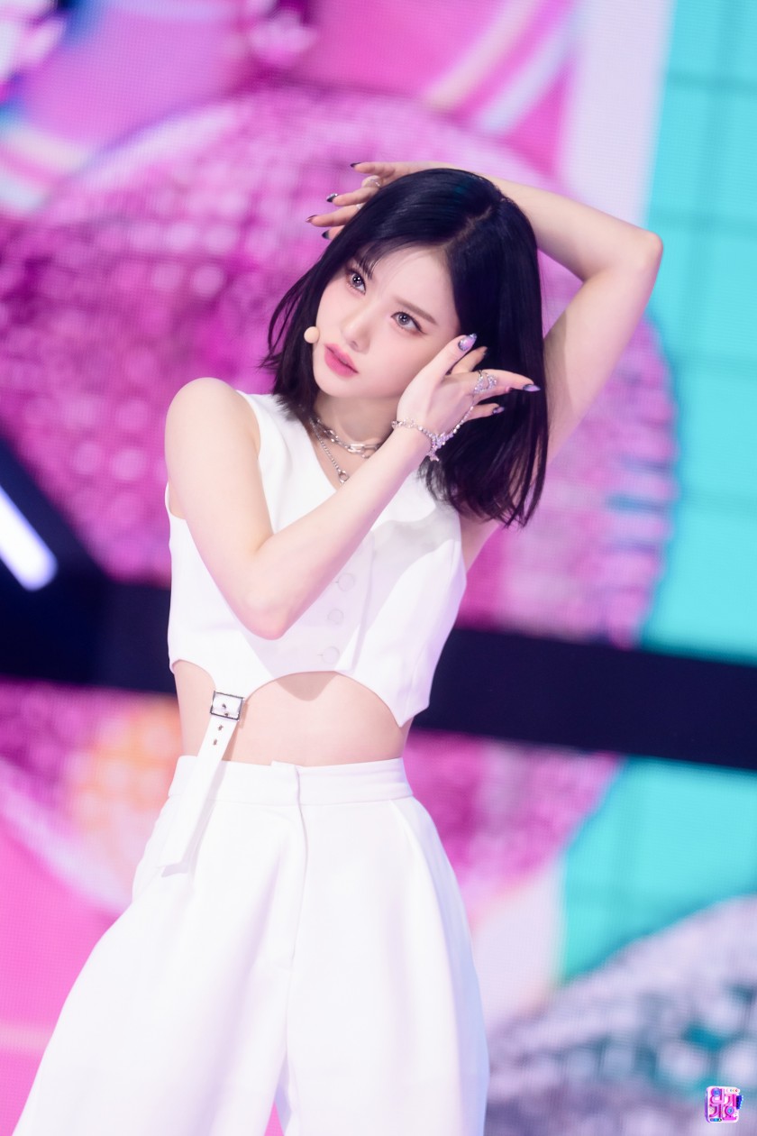 Bibigo white sleeveless vest Bibigo Eunha.