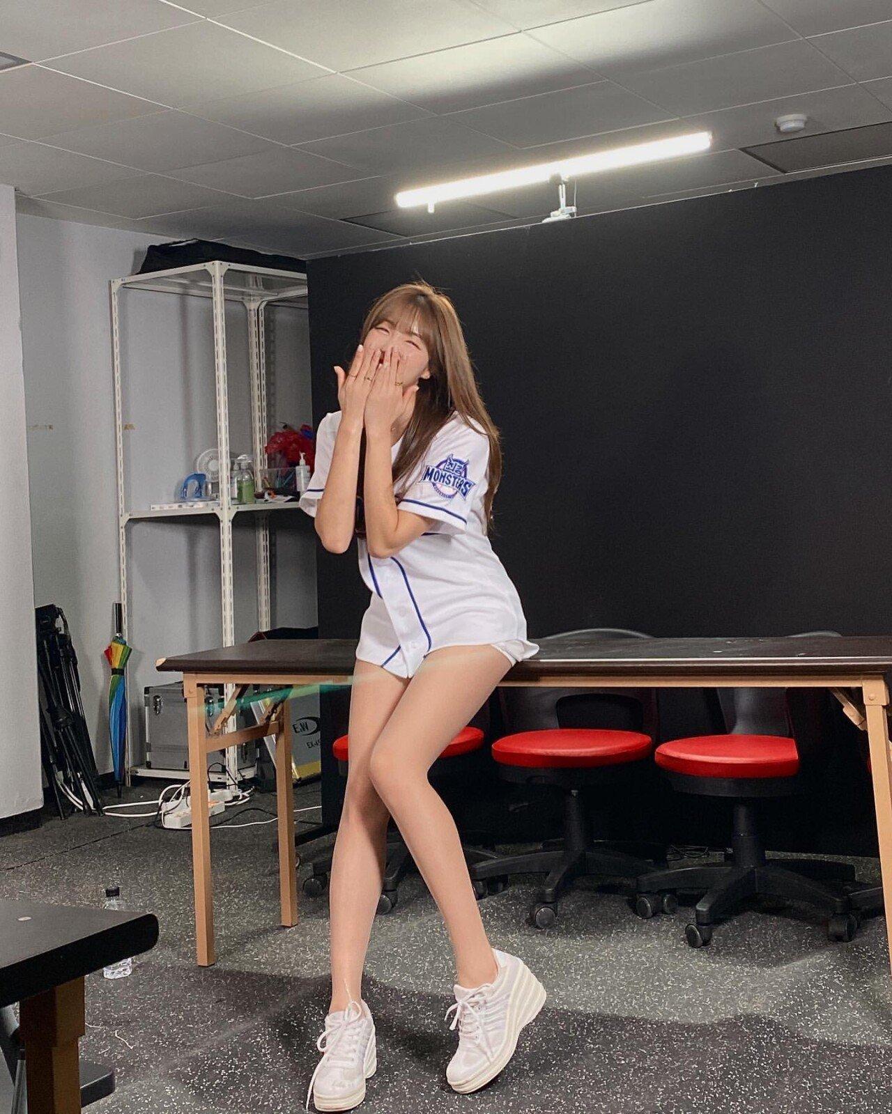 What's up with the cheerleader, Ahn Jihyun?