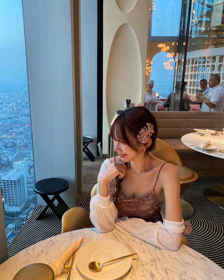 Cheerleader Heo Soo-mi in a velvet dress Instagram.