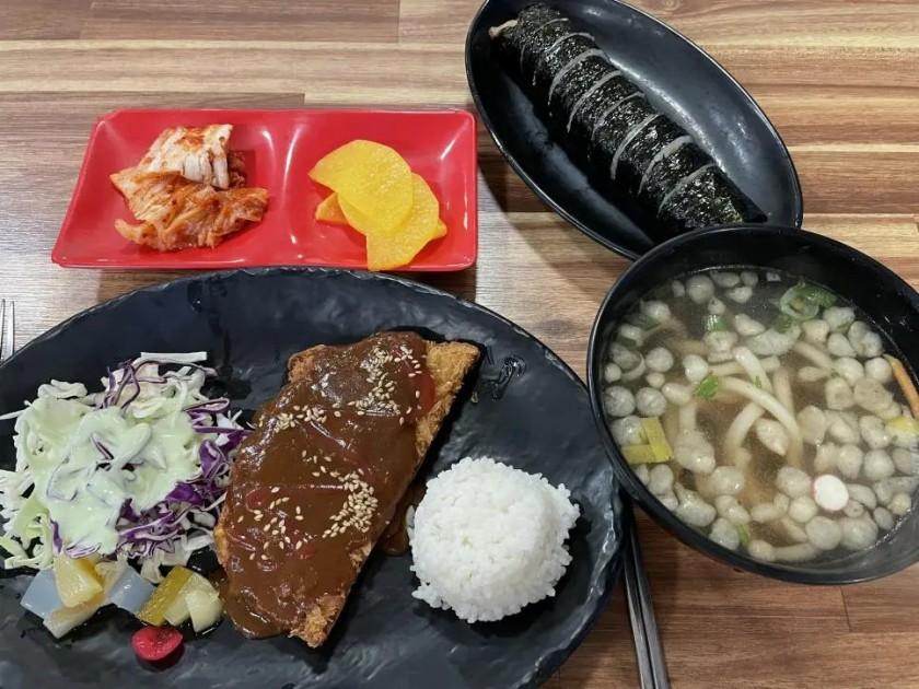 Gimbap Nara Pork Cutlet Meal 7,000 won