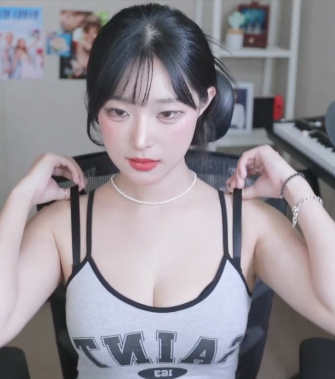 Kim Gapjoo puts on a sleeveless shirt and puts her arms around her.