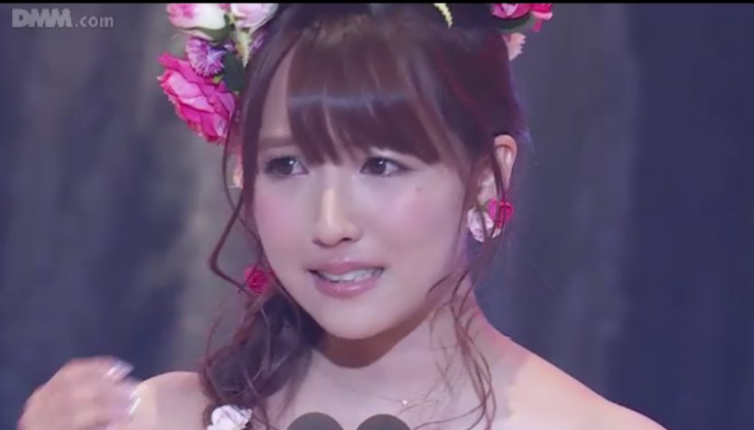 Mikami YooA cries after receiving the Rookie Award at the 2016 AV Awards.