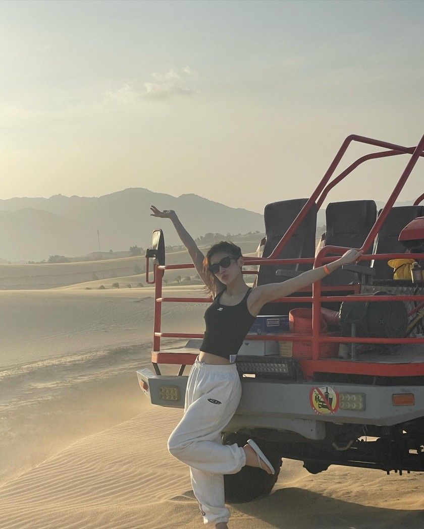 Oh My Girl Arin Instagram_Vietnam Desert