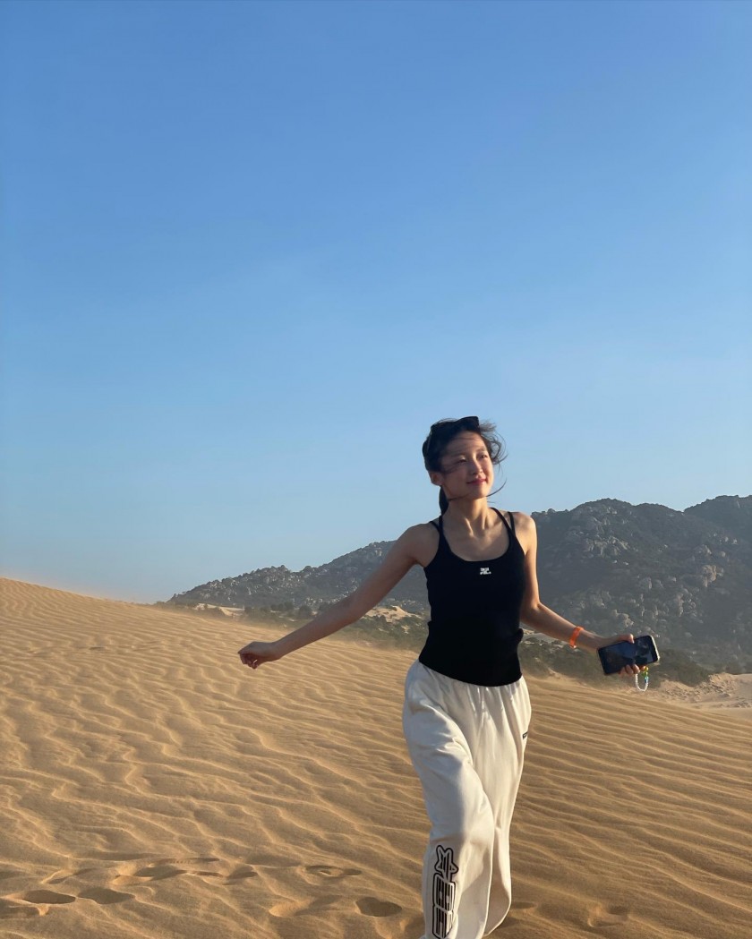 Oh My Girl Arin Instagram_Vietnam Desert