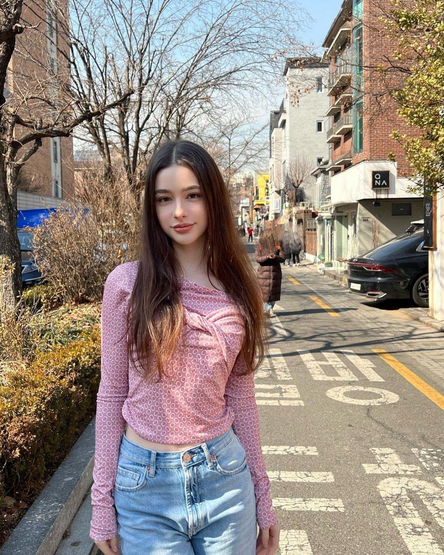 A beautiful Russian girl in Yeonnam-dong.jpg