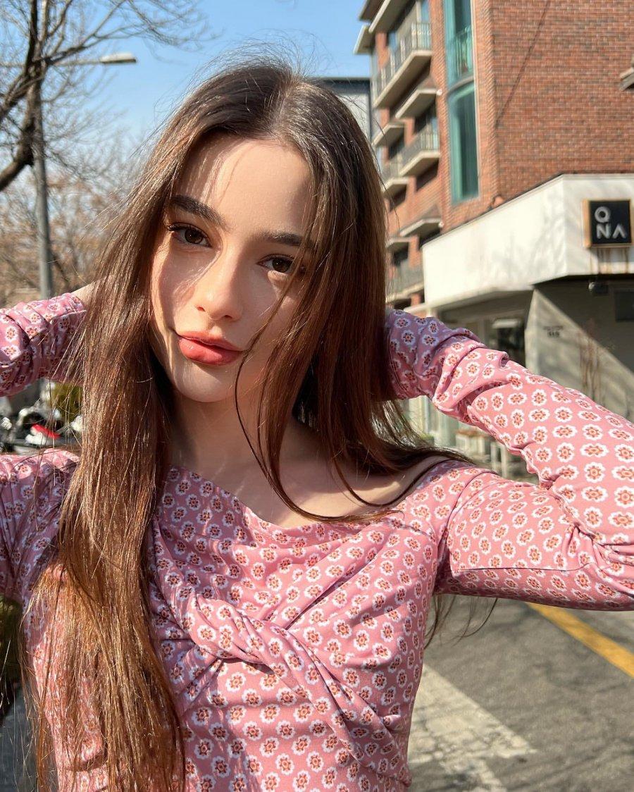 A beautiful Russian girl in Yeonnam-dong.jpg