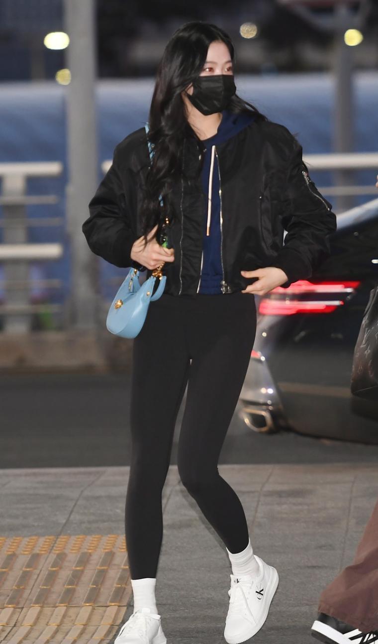 Leggings look crazy at the airport. Lecerapim Kazuha.