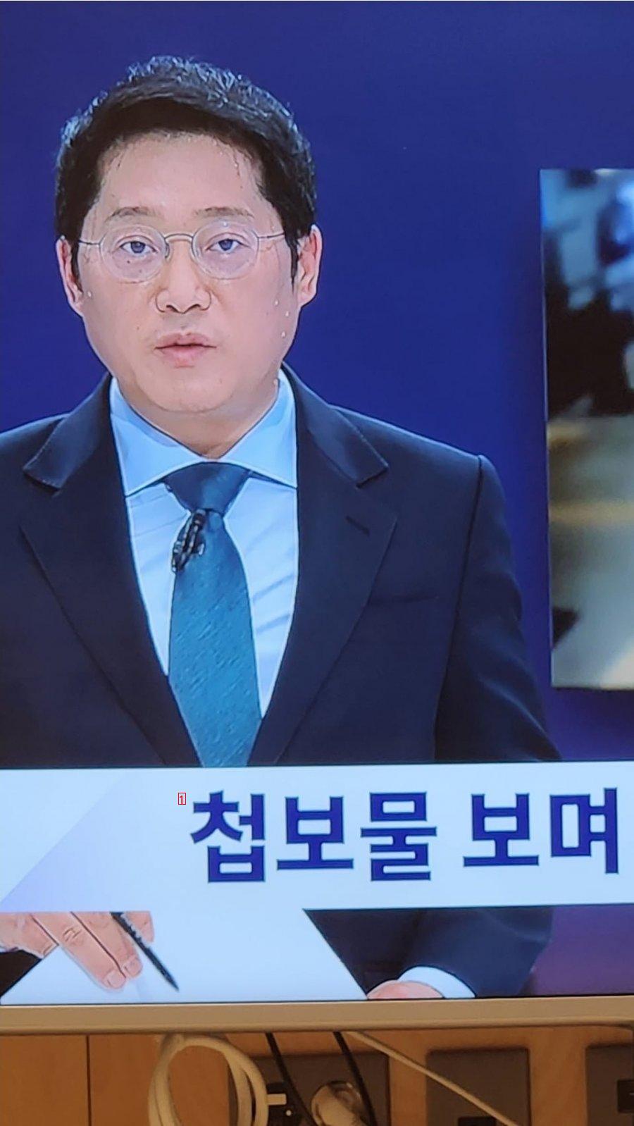 JTBC anchor sweating like rain during the show.