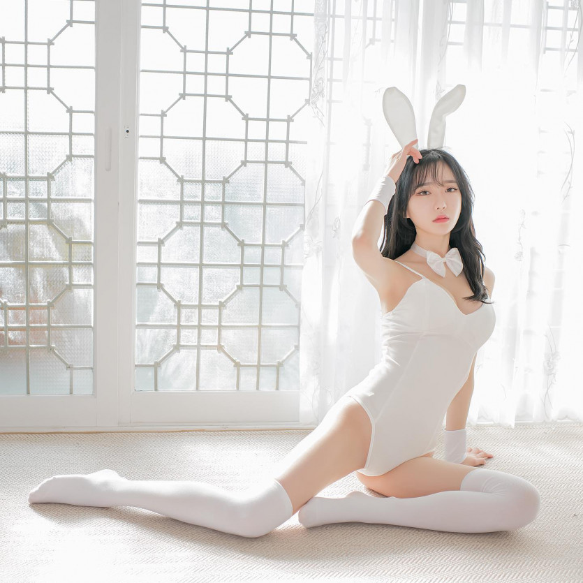 White bunny girl, Ueun.