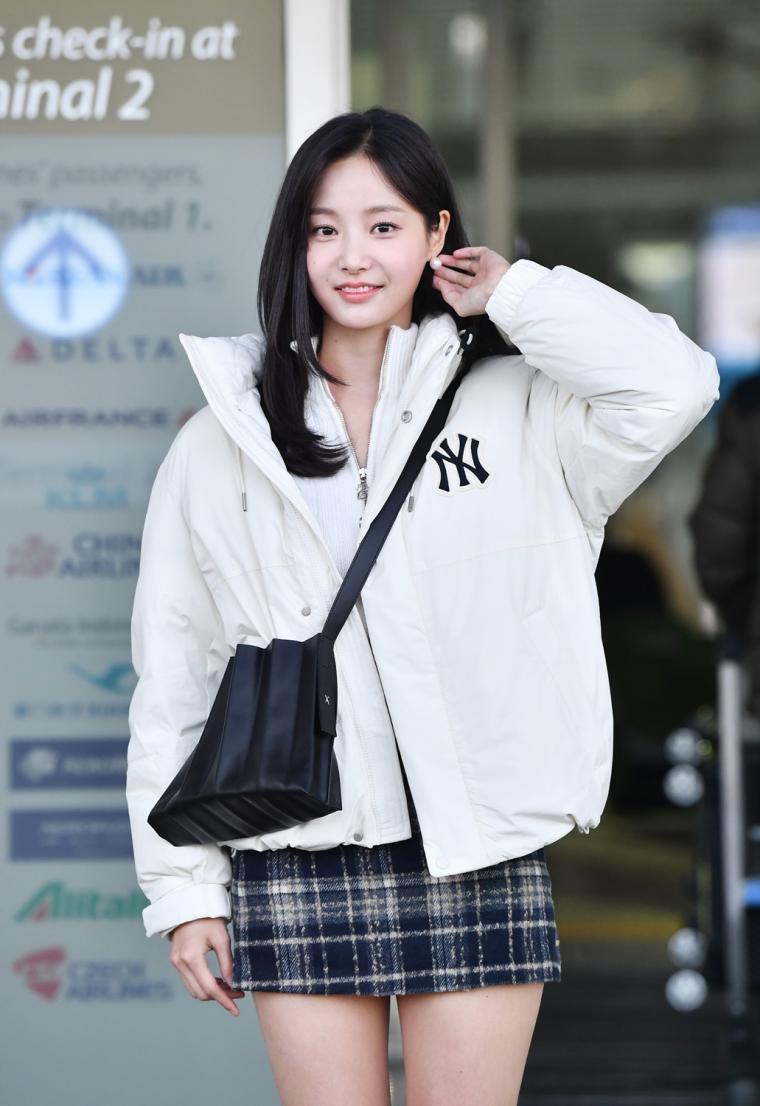 Yeonwoo's airport fashion.