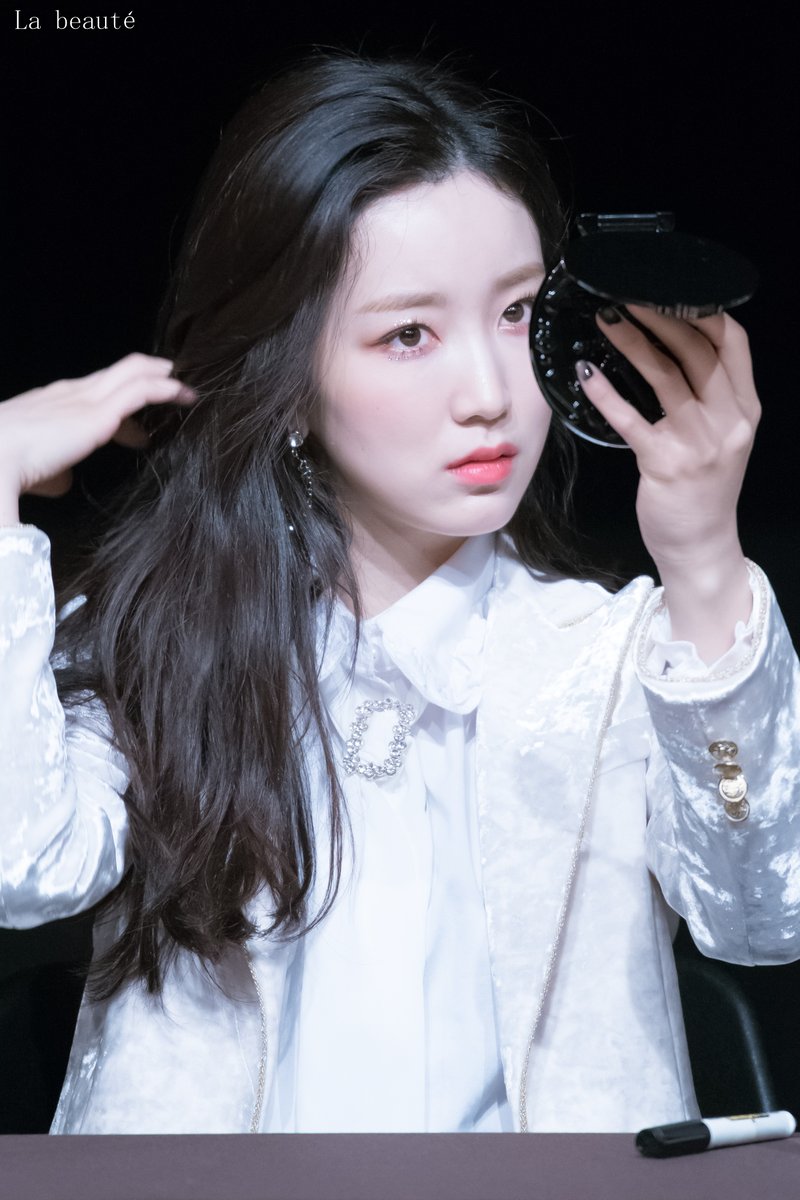 Gugudan looking in the mirror.