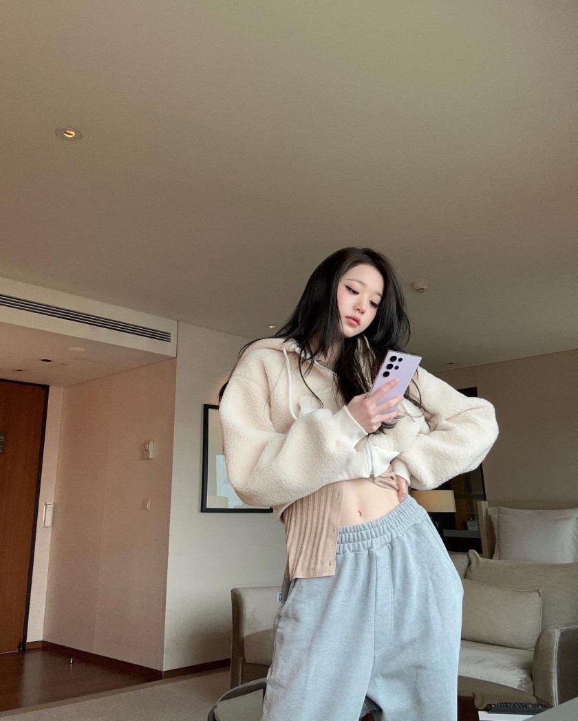 Eyebrow's desired belly button selfie. Eyebrow Jang Wonyoung.