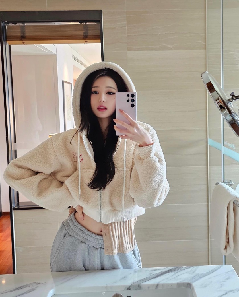 Eyebrow's desired belly button selfie. Eyebrow Jang Wonyoung.