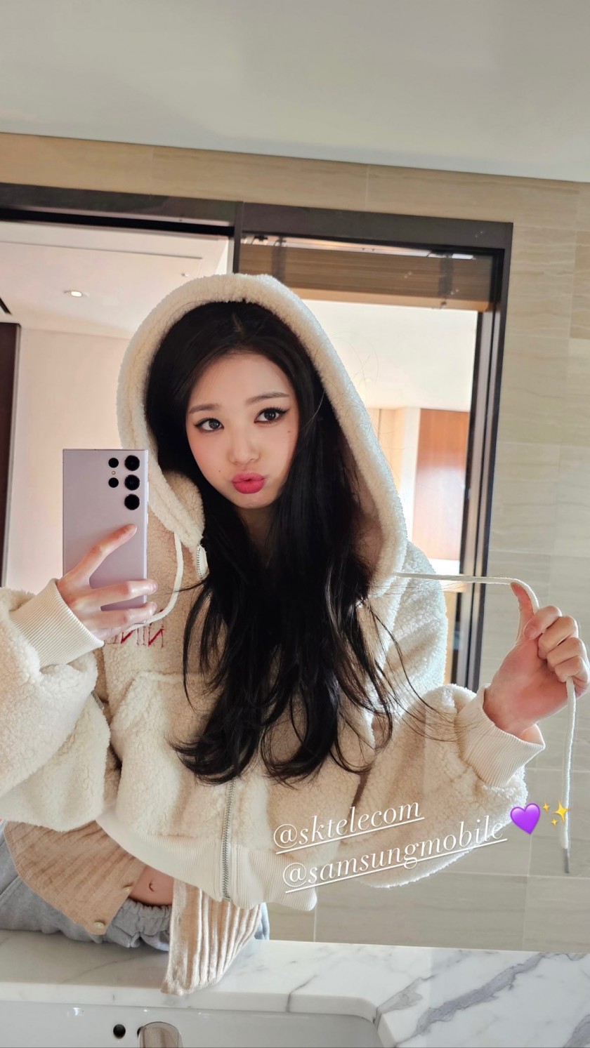 Eyebrow's desired belly button selfie. Eyebrow Jang Wonyoung.