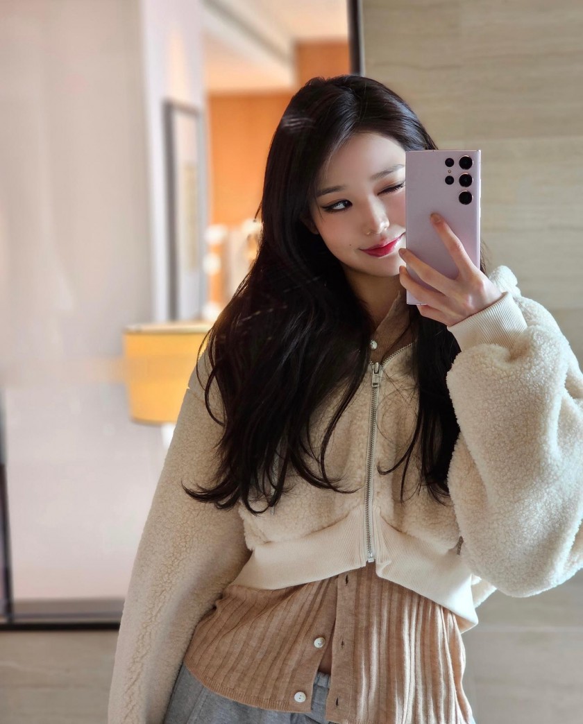 Eyebrow's desired belly button selfie. Eyebrow Jang Wonyoung.