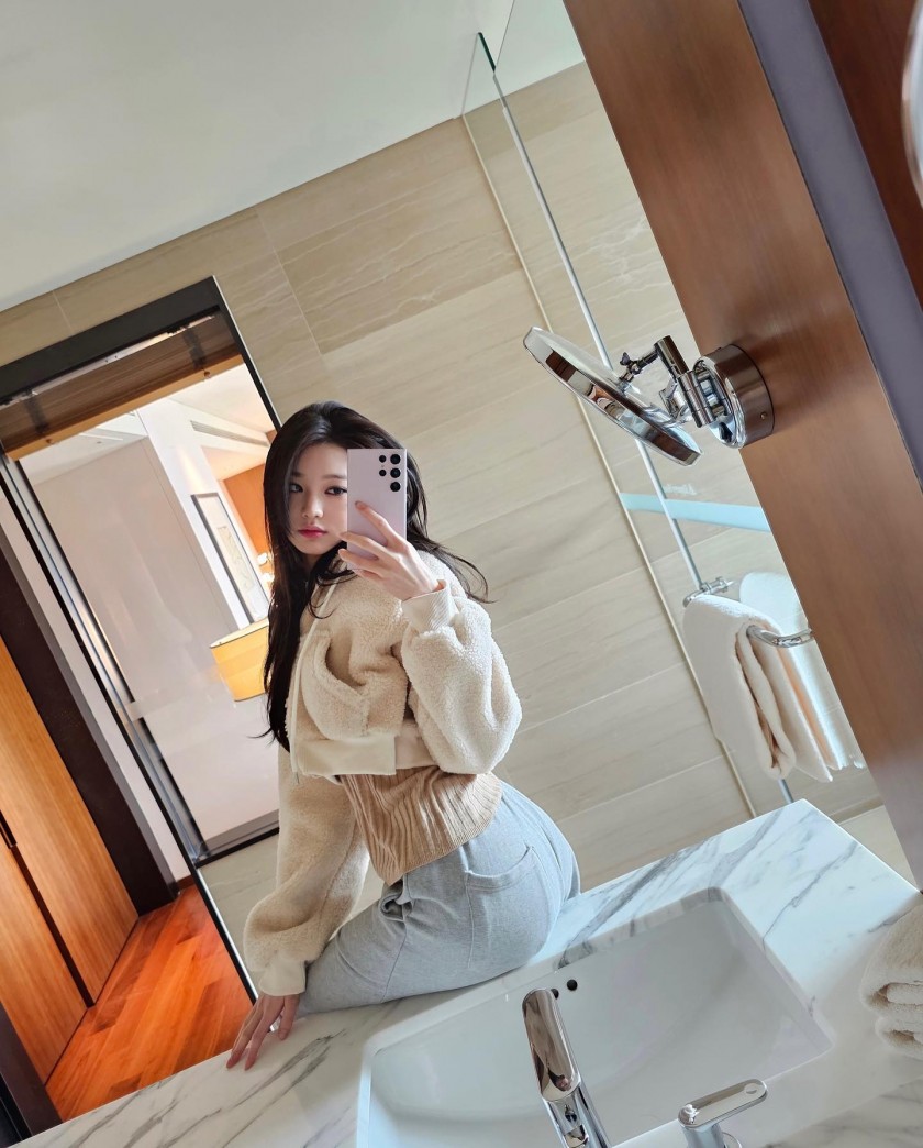 Eyebrow's desired belly button selfie. Eyebrow Jang Wonyoung.