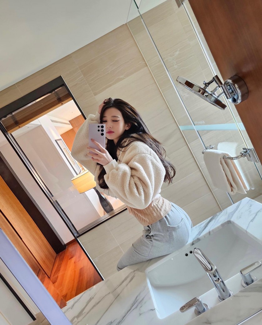 Eyebrow's desired belly button selfie. Eyebrow Jang Wonyoung.