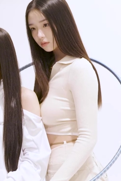 Triple S Kim Chaeyeon with a good upper body fit.