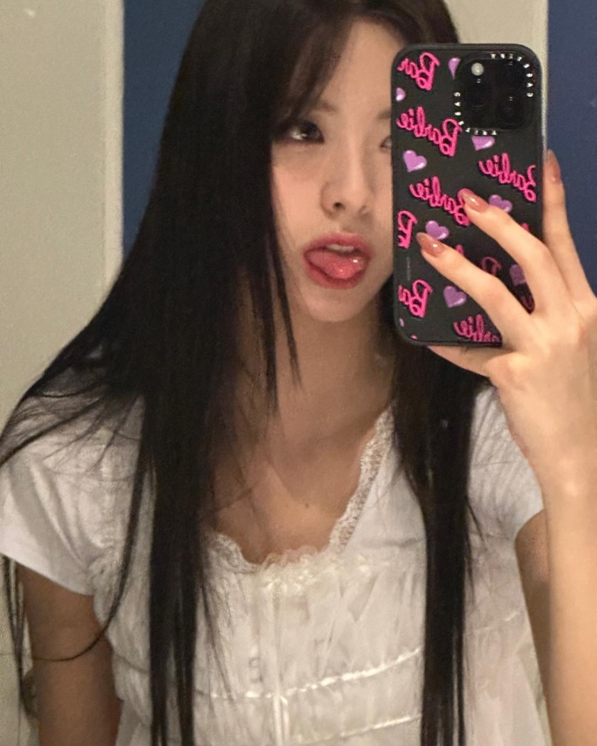 ITZY YUNA's Instagram selfie