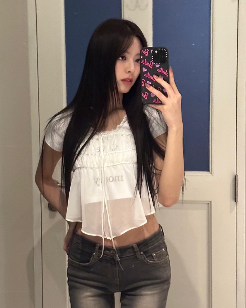 ITZY YUNA's Instagram selfie