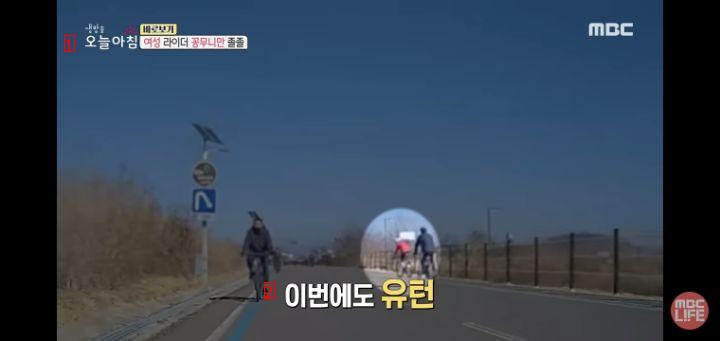 Suspicious man chasing a female rider on a bike path alone