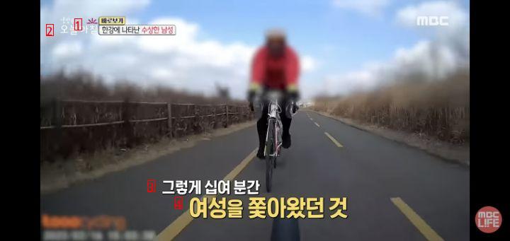 Suspicious man chasing a female rider on a bike path alone