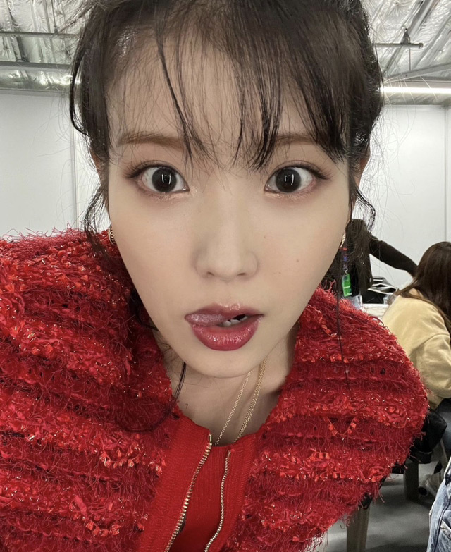 IU's close-up selfie