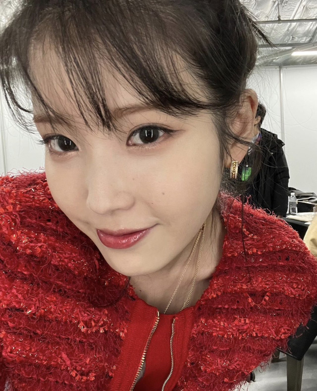 IU's close-up selfie