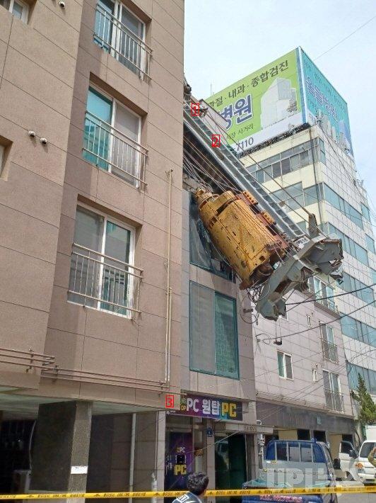 Construction site in Ulsan collapsed and destroyed the house