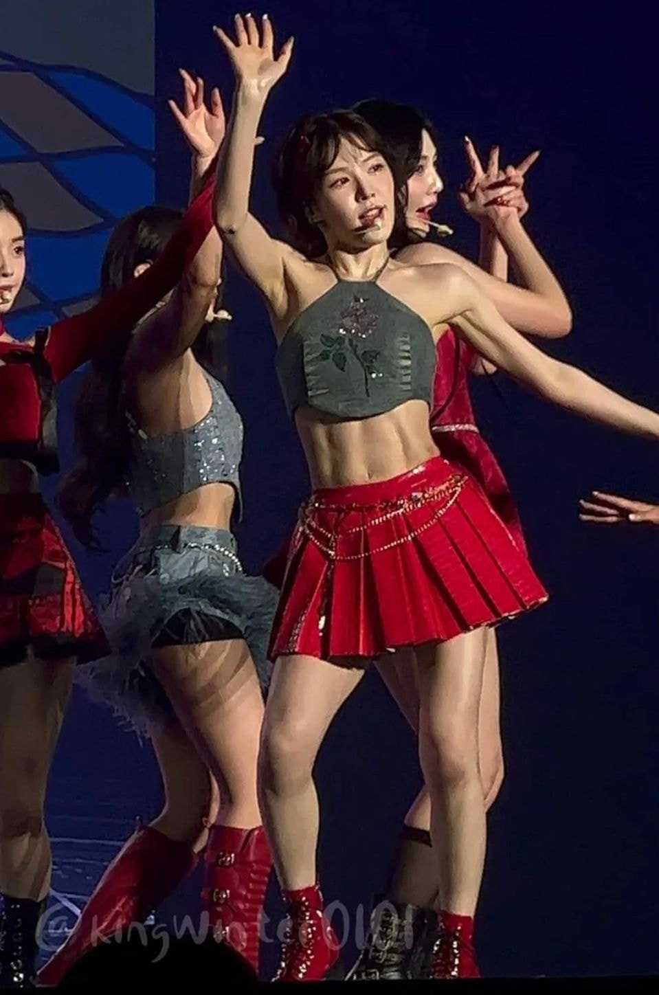 What's up with Wendy's abs at the Red Velvet concert