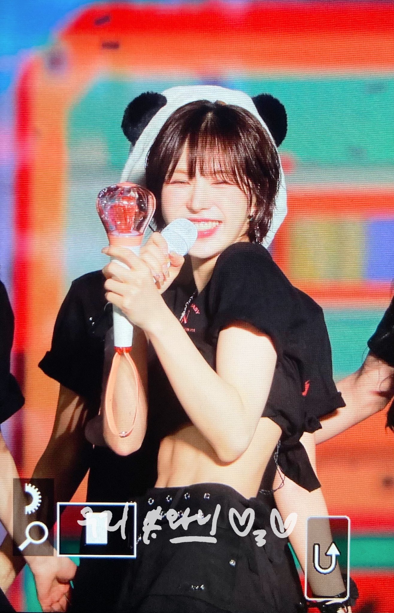 What's up with Wendy's abs at the Red Velvet concert