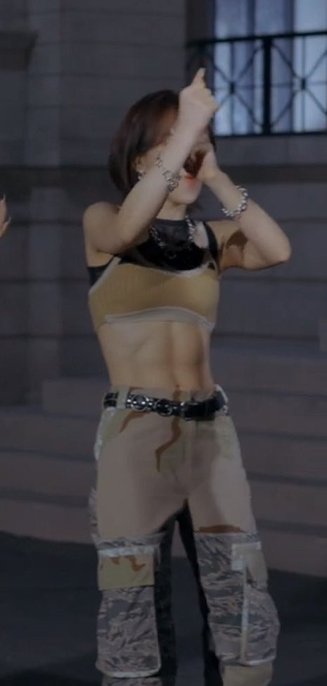 What's up with Wendy's abs at the Red Velvet concert