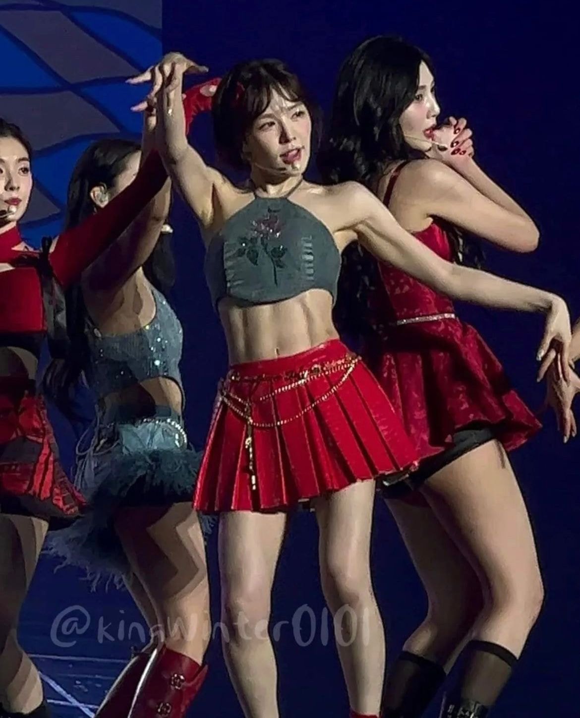 What's up with Wendy's abs at the Red Velvet concert