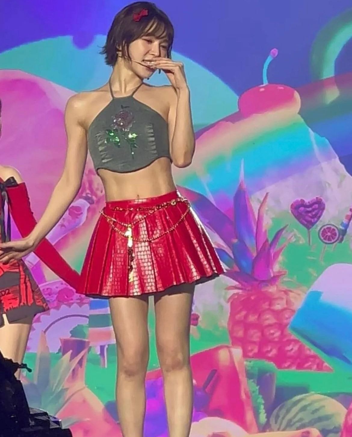 What's up with Wendy's abs at the Red Velvet concert