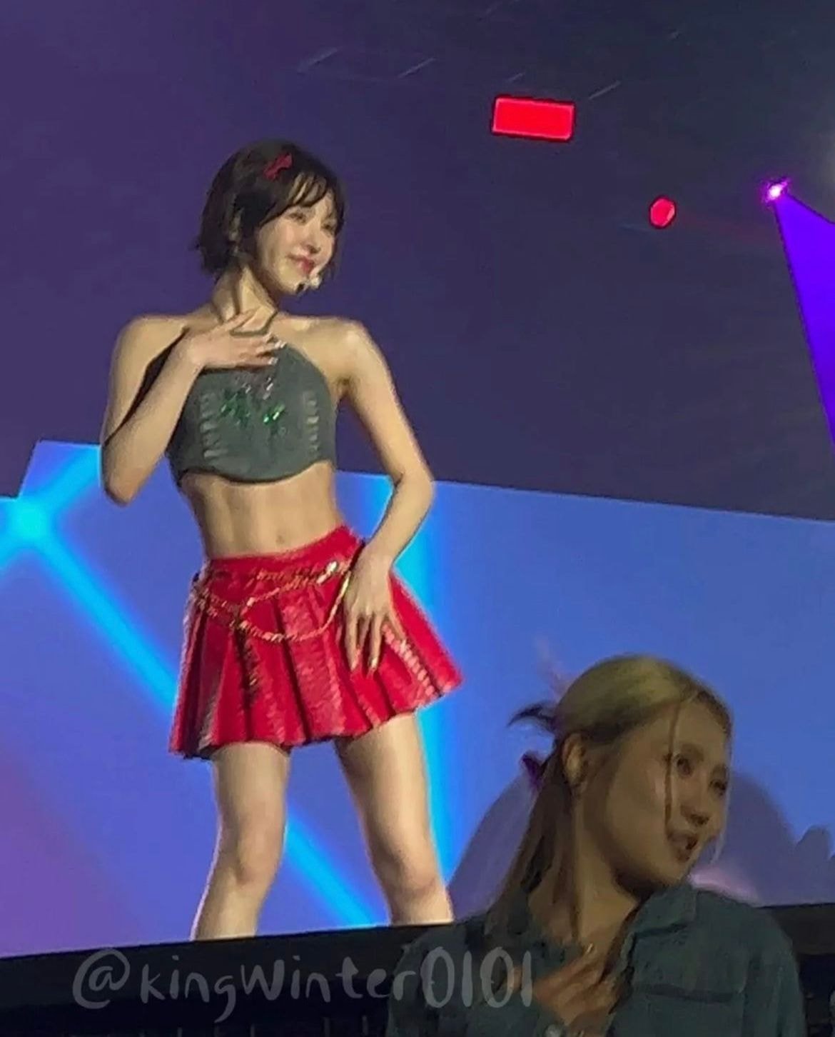 What's up with Wendy's abs at the Red Velvet concert